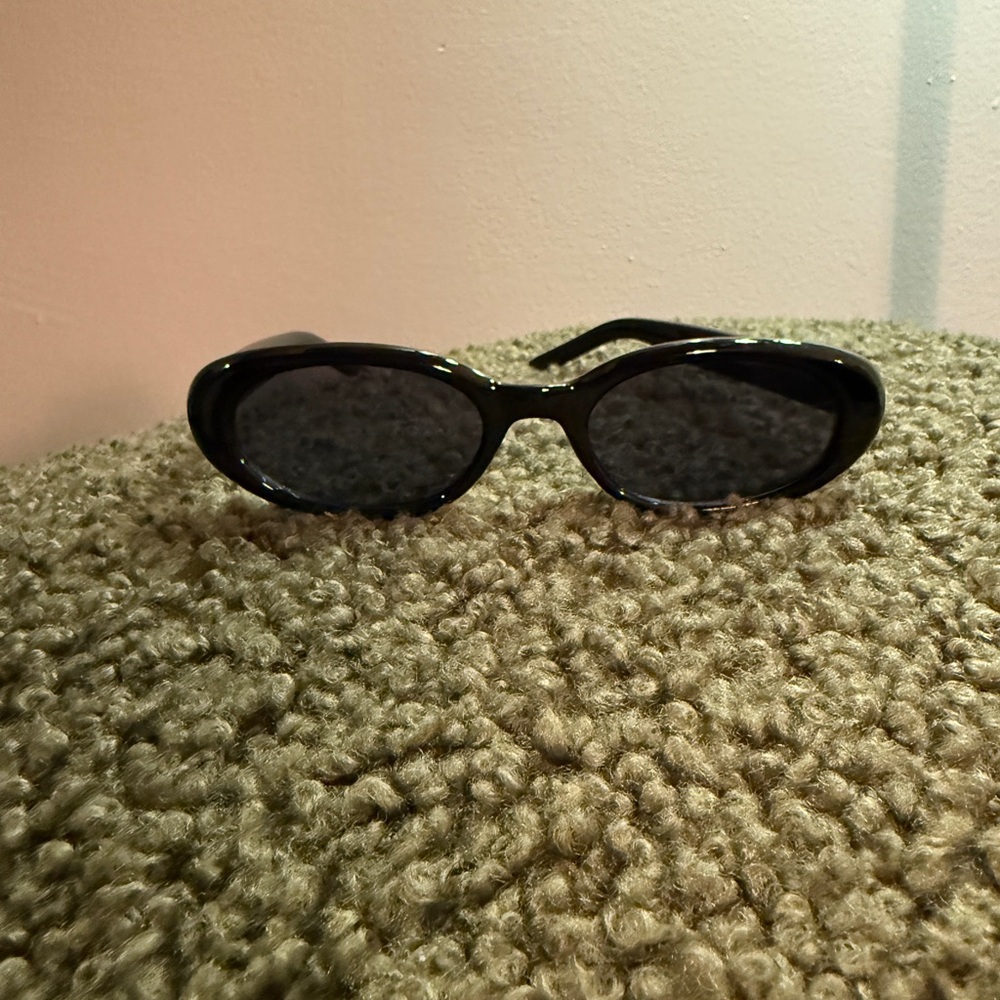 Classic‎ Black Sunglasses - Picture 3 of 8